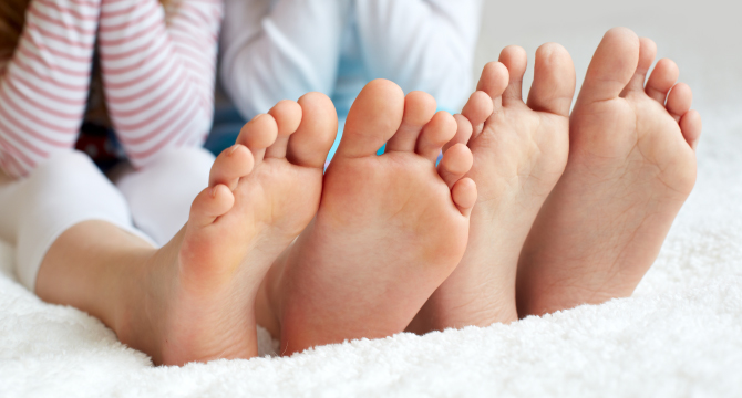 Закаляването на детето, или защо е важно да обливаме краката?