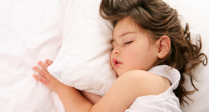 Педиатър: Децата да лягат да спят по едно и също време
