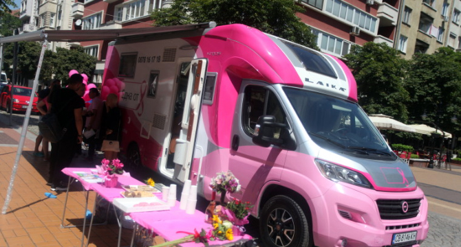 Розовият кемпер на Една от 8 тръгна из страната в помощ на жените с рак на гърдата
