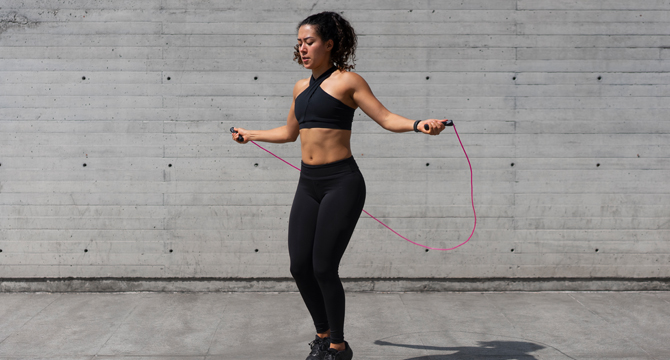 Десет здравословни ползи от скачането на въже