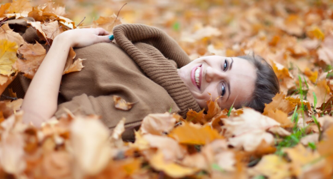 Есента и кожата: Защо студът и влагата изострят дерматологичните проблеми